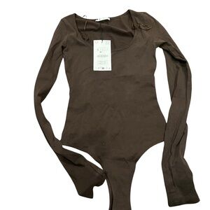 Zara. Scoop neck Brown Long Sleeve Bodysuit. Size S
